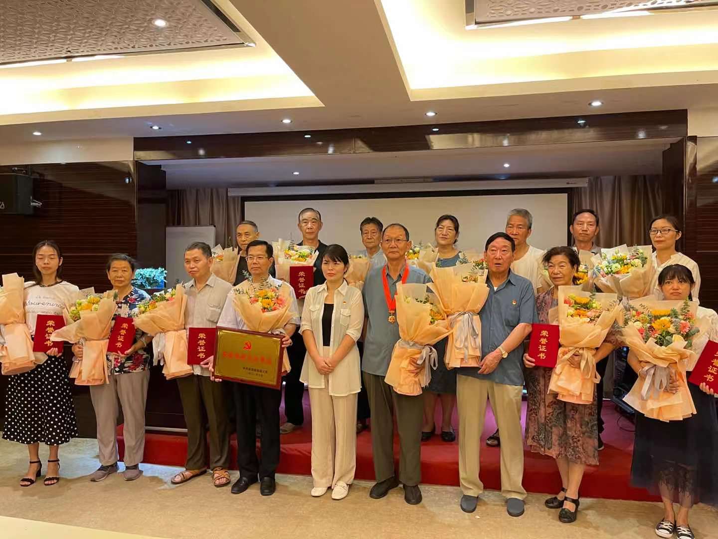 喜报||南浦集团党支部获得 两优一先 先进党支部荣誉，南浦集团党员罗新刚同志荣获“优秀共产党员”称号